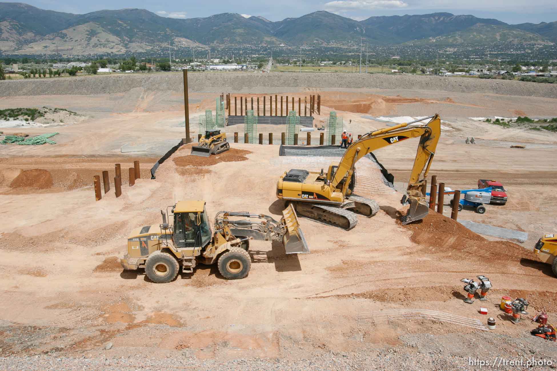 Farmington - Utah Governor Jon Huntsman took a tour of the progress of construction on the Legacy Parkway Wednesday afternoon.