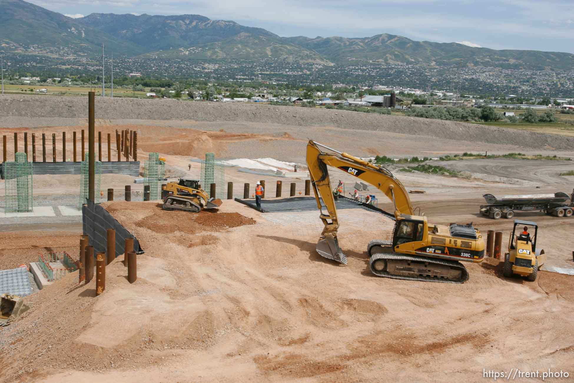 Farmington - Utah Governor Jon Huntsman took a tour of the progress of construction on the Legacy Parkway Wednesday afternoon.