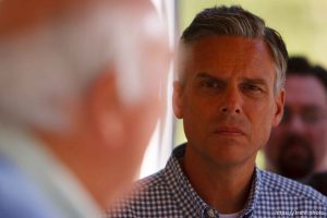 Huntington - Press briefing at the command post for the effort to rescue six coal miners trapped in the Crandall Canyon coal mine. Robert Murray, president and CEO of Ohio-based Murray Energy Corp. utah governor jon huntsman