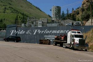 Huntington - Robert Murray, president and CEO of Ohio-based Murray Energy Corp, led reporters on a tour of the Crandall Canyon coal mine Wednesday, where six miners remained trapped.
