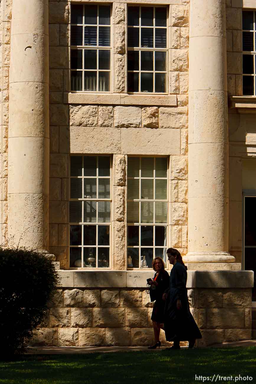 Eldorado - at the Schleicher County Courthouse Tuesday, July 22, 2008, where a grand jury met to hear evidence of possible crimes involving FLDS church members from the YFZ ranch.  andrea sloan