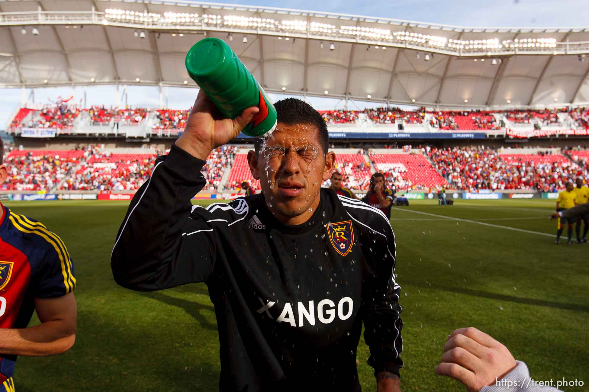 Sandy - Real Salt Lake goalkeeper Nick Rimando (18) shakes water off his face before the game. Real Salt Lake vs. Chivas USA, major league soccer (MLS) cup playoffs at Rio Tinto Stadium Saturday November 1, 2008.