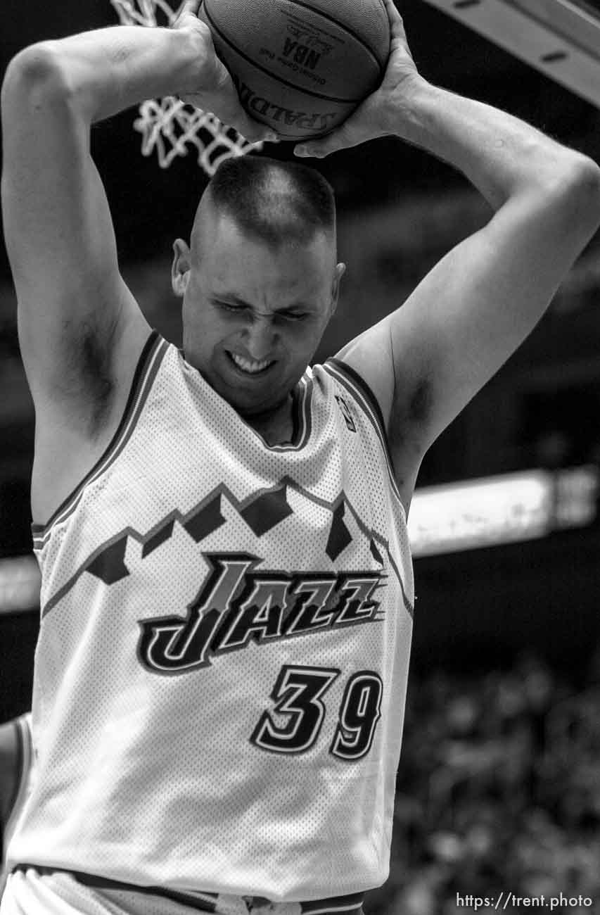 Greg Ostertag frustrated at Utah Jazz vs. Los Angeles Clippers.