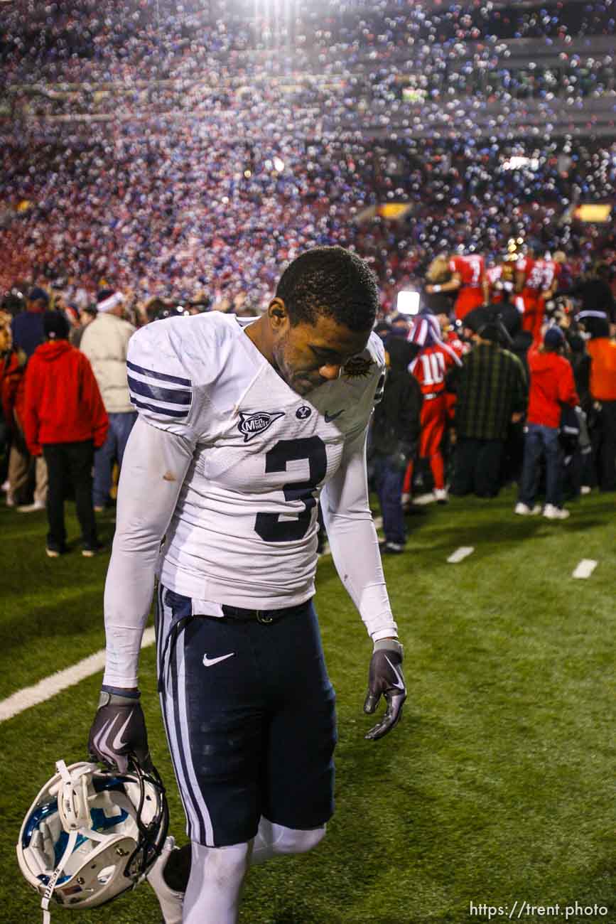 Las Vegas - at the Las Vegas Bowl, BYU vs. Arizona, college football Saturday December 20, 2008 at Sam Boyd Stadium. BYU WR Michael Reed (3) walks off the field as Arizona celebrates in a sea of confetti