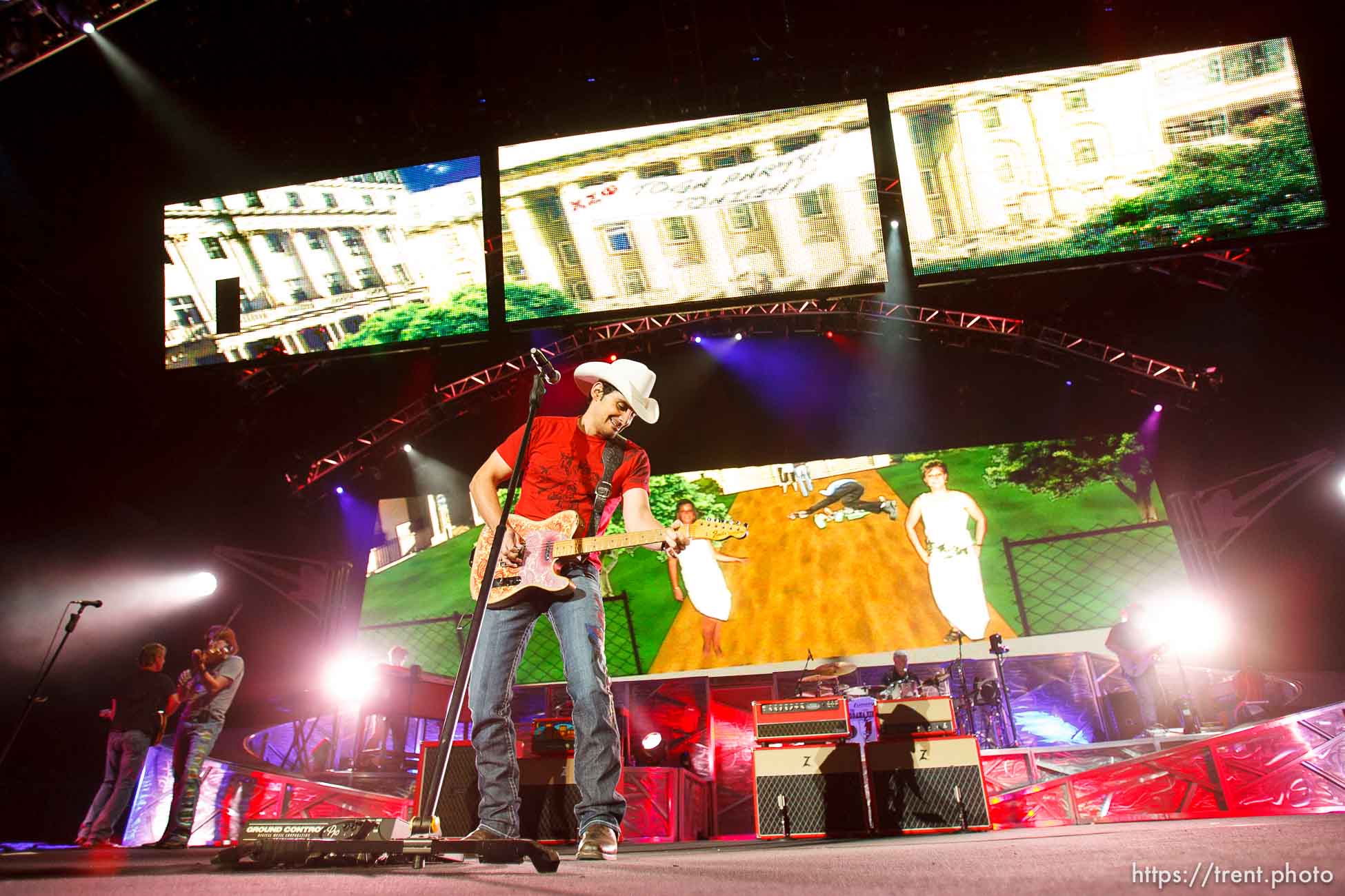 Country superstar Brad Paisley performs at Usana Amphitheater Saturday, September 19 2009 in West Valley City.