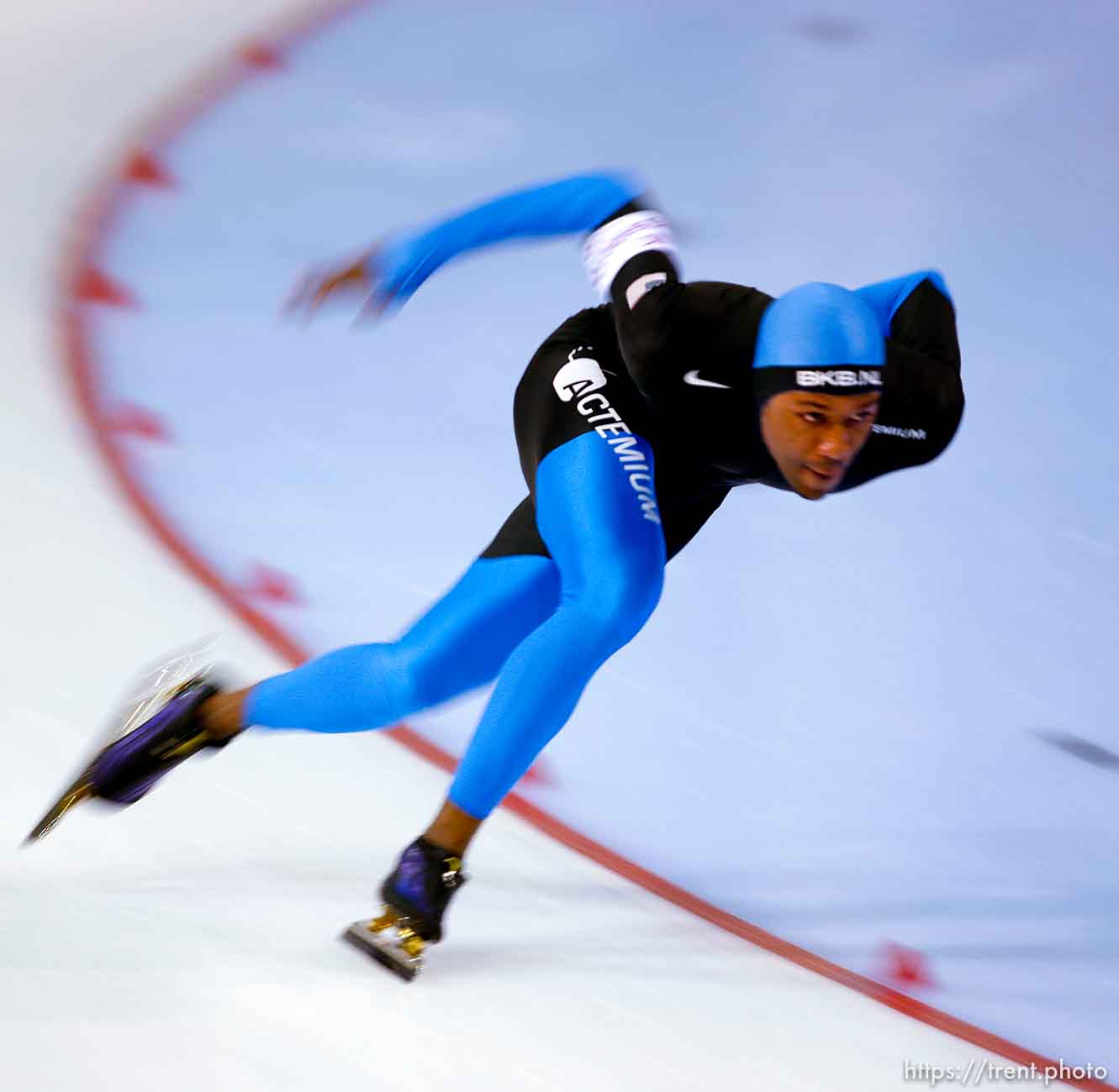 Trent Nelson  |  The Salt Lake Tribune
US skater Shani Davis took the gold medal in the mens 1000 meter at the Essent ISU World Cup at the Utah Olympic Oval in Kearns, Sunday, December 13, 2009.