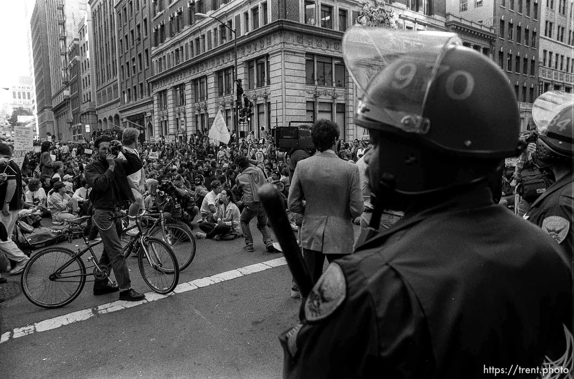 Man takes photo of police at Gulf War protest when hundreds of people shut down the Pacific Stock Exchange.