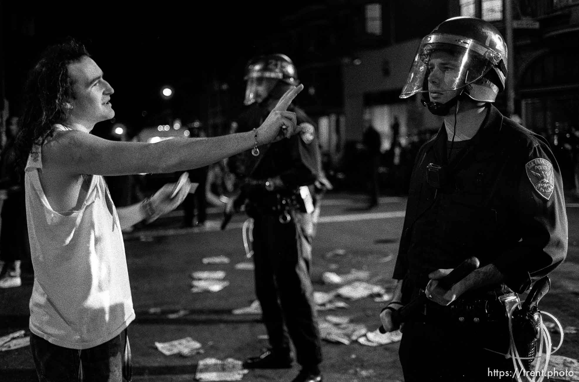 Man holds out peace sign to police officer at Gulf War protest.