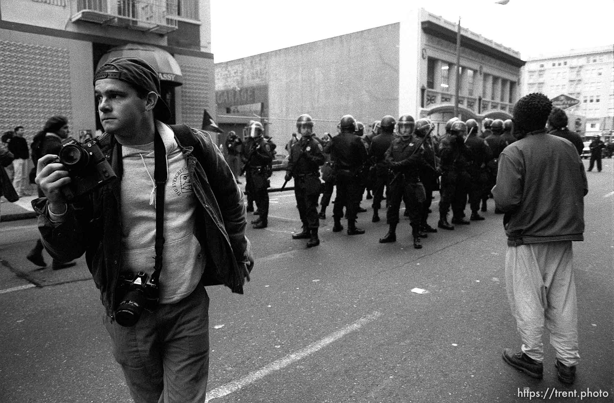 Dave Lowe and police at Gulf War protest Federal Building blockade