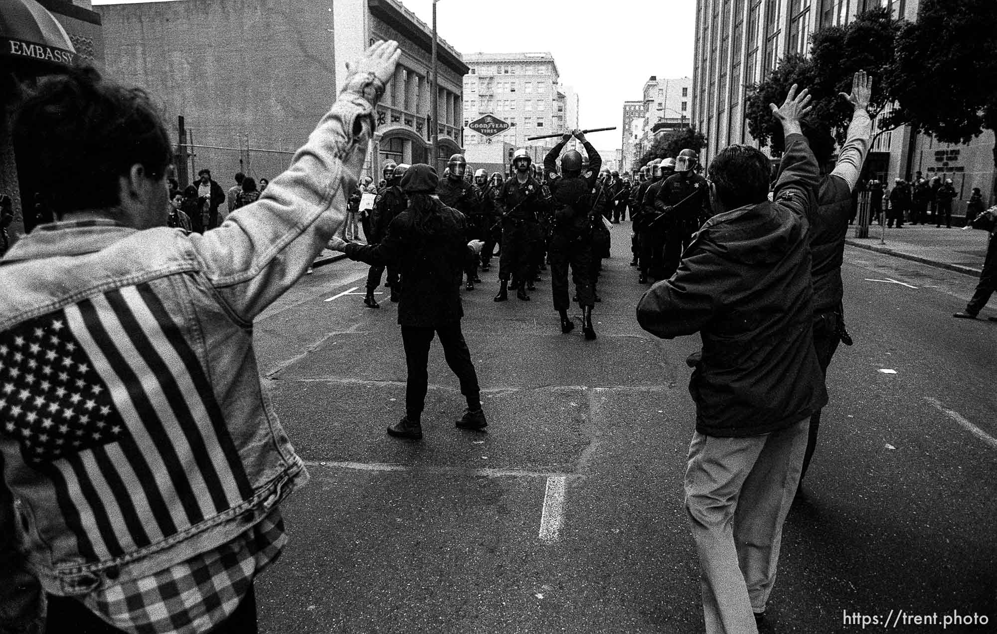 Protesters give police fascist salutes at Gulf War protest Federal Building blockade