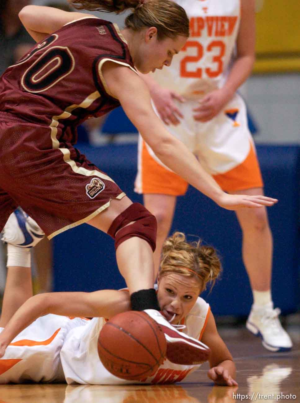 Taylorsville - Timpview's Jessica Harmon (bottom) and Mountain View's Mallary Gillespie scramble for a loose ball. Mountain View defeats Timpview girls high school basketball, 4A state championship game, Saturday afternoon at Salt Lake Community College.
Photo by Trent Nelson/The Salt Lake Tribune; 02.28.2004