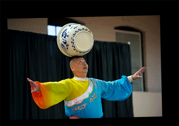 Vase Juggling – China Lights
