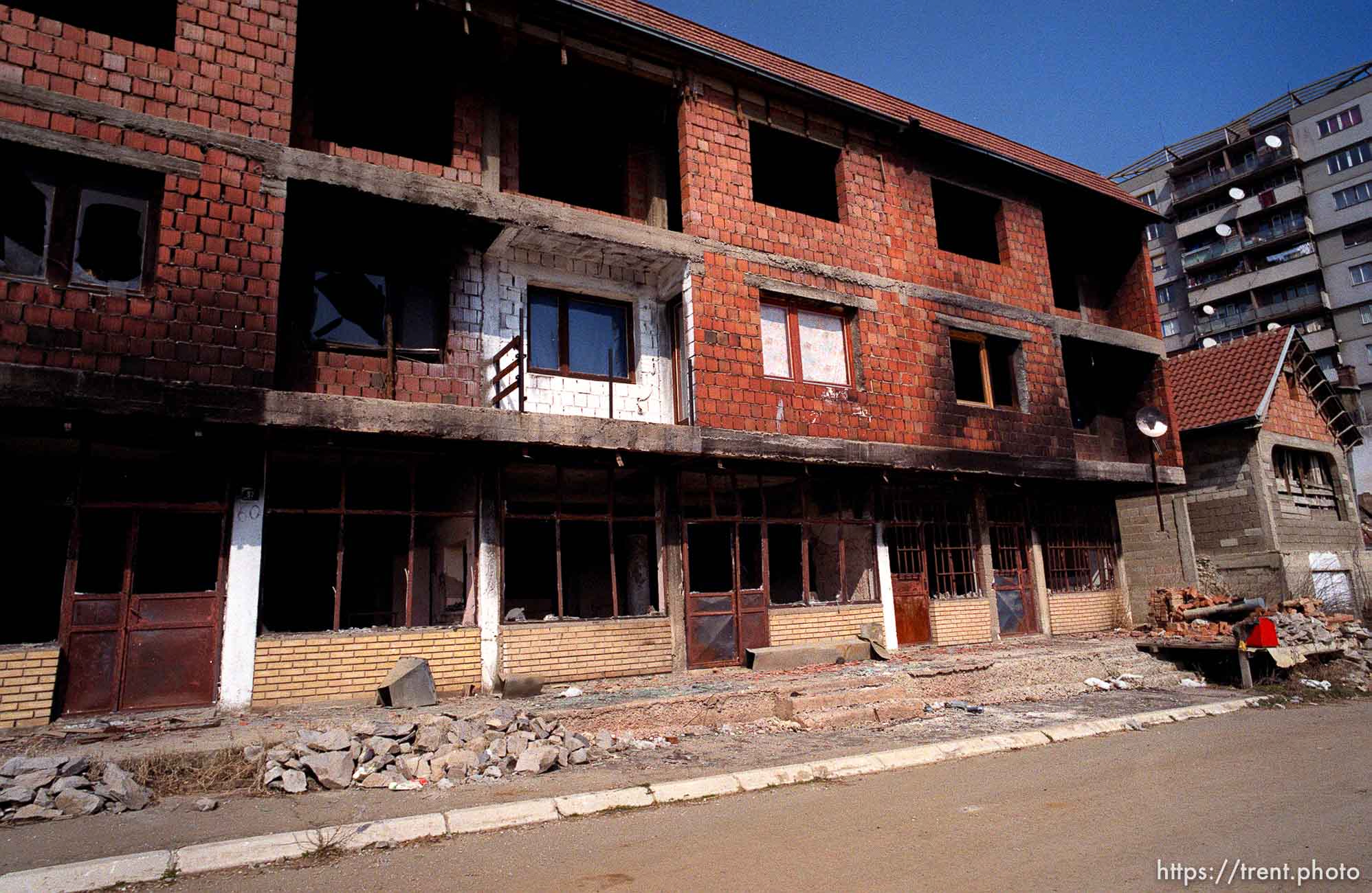 Destruction in the Serbian enclave, Suvi Do.