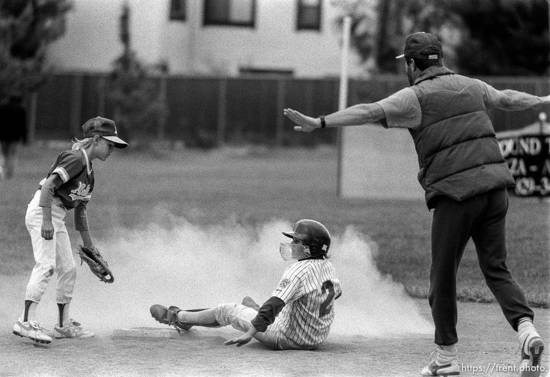 Player safe at home at Yankees game.