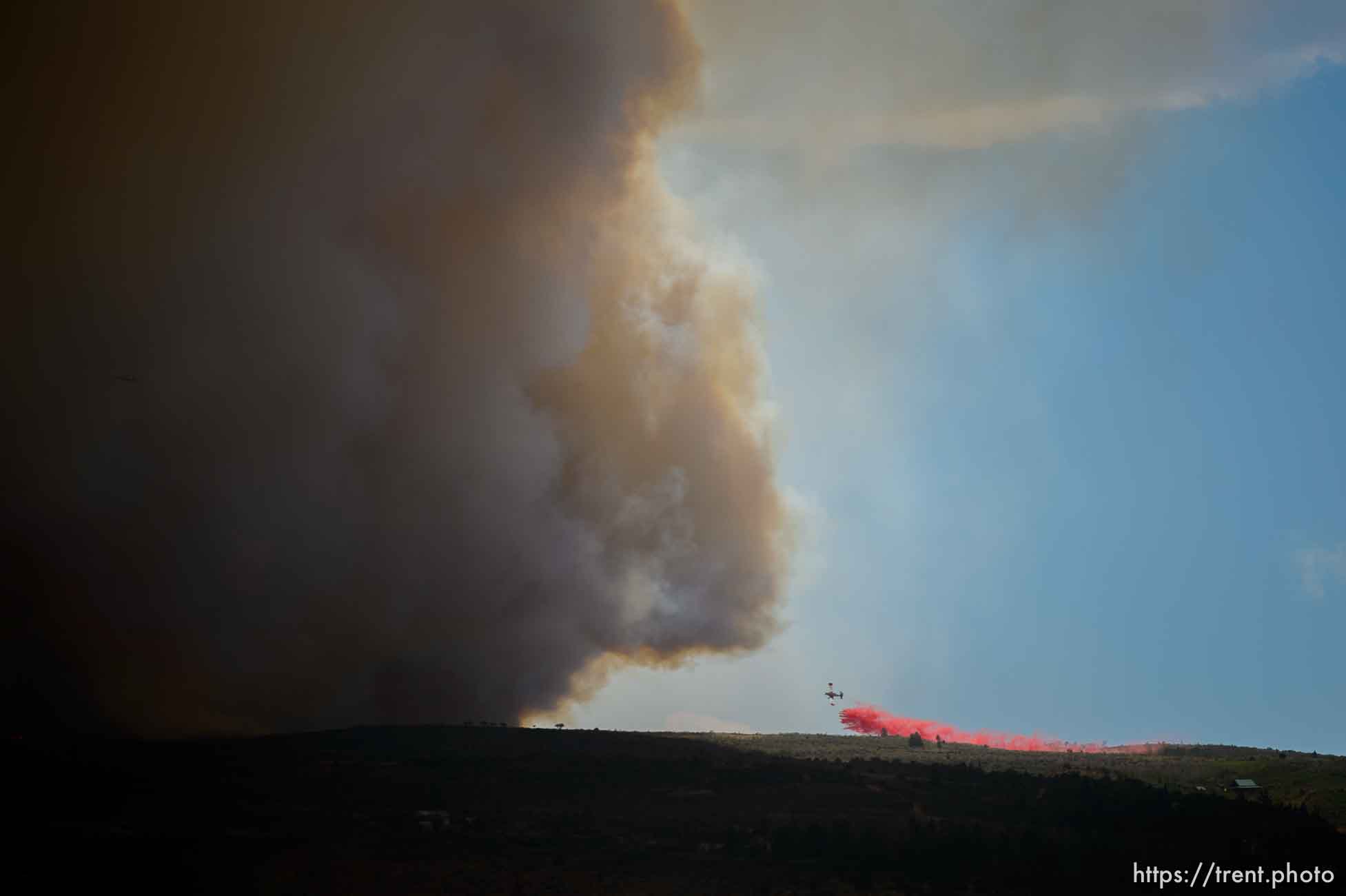 (Trent Nelson | The Salt Lake Tribune)
A plane dropping retardant on the Dollar Ridge Fire is dwarfed by smoke, in Duchesne County, Tuesday July 3, 2018.