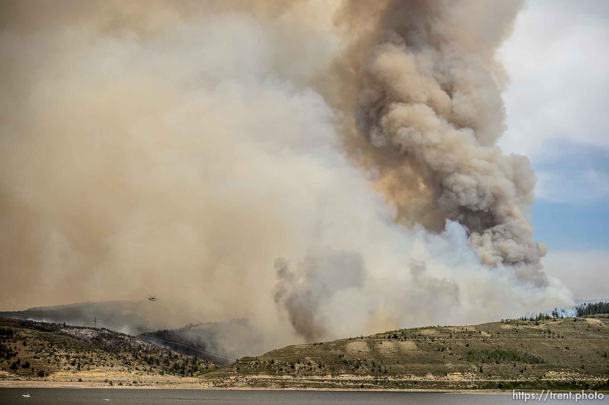 (Trent Nelson | The Salt Lake Tribune)  
Helicopters and tankers fight the Dollar Ridge Fire at Strawberry Reservoir, Friday July 6, 2018.