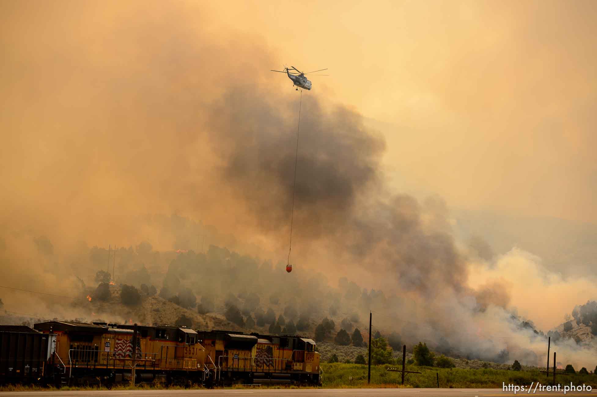 (Trent Nelson | The Salt Lake Tribune) 
The Coal Hollow Fire burns along Highway 6 in Utah County, Thursday Aug. 9, 2018.