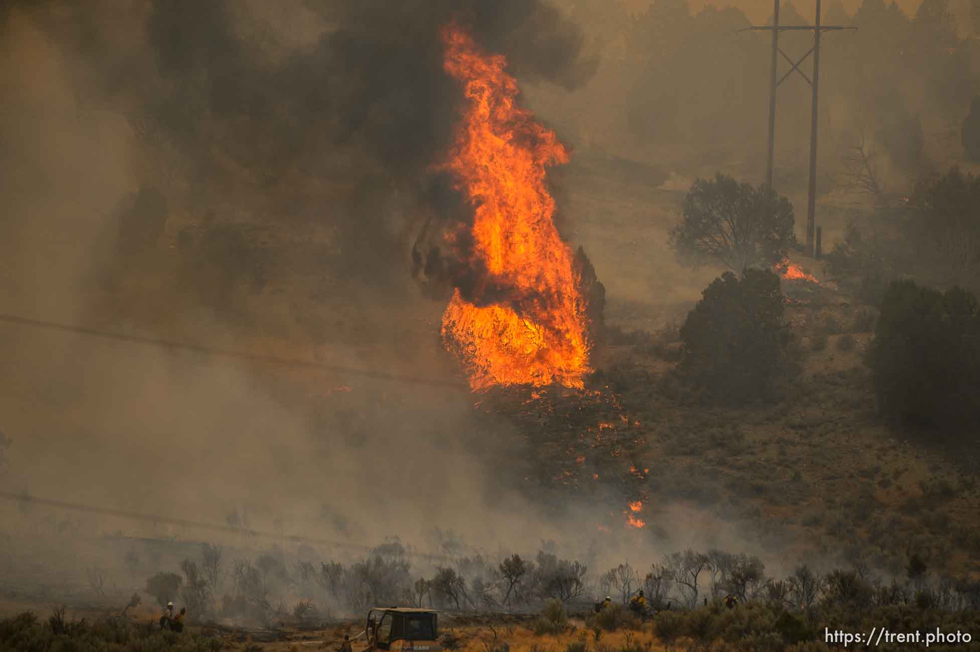 (Trent Nelson | The Salt Lake Tribune) 
The Coal Hollow Fire burns along Highway 6 in Utah County, Thursday Aug. 9, 2018.