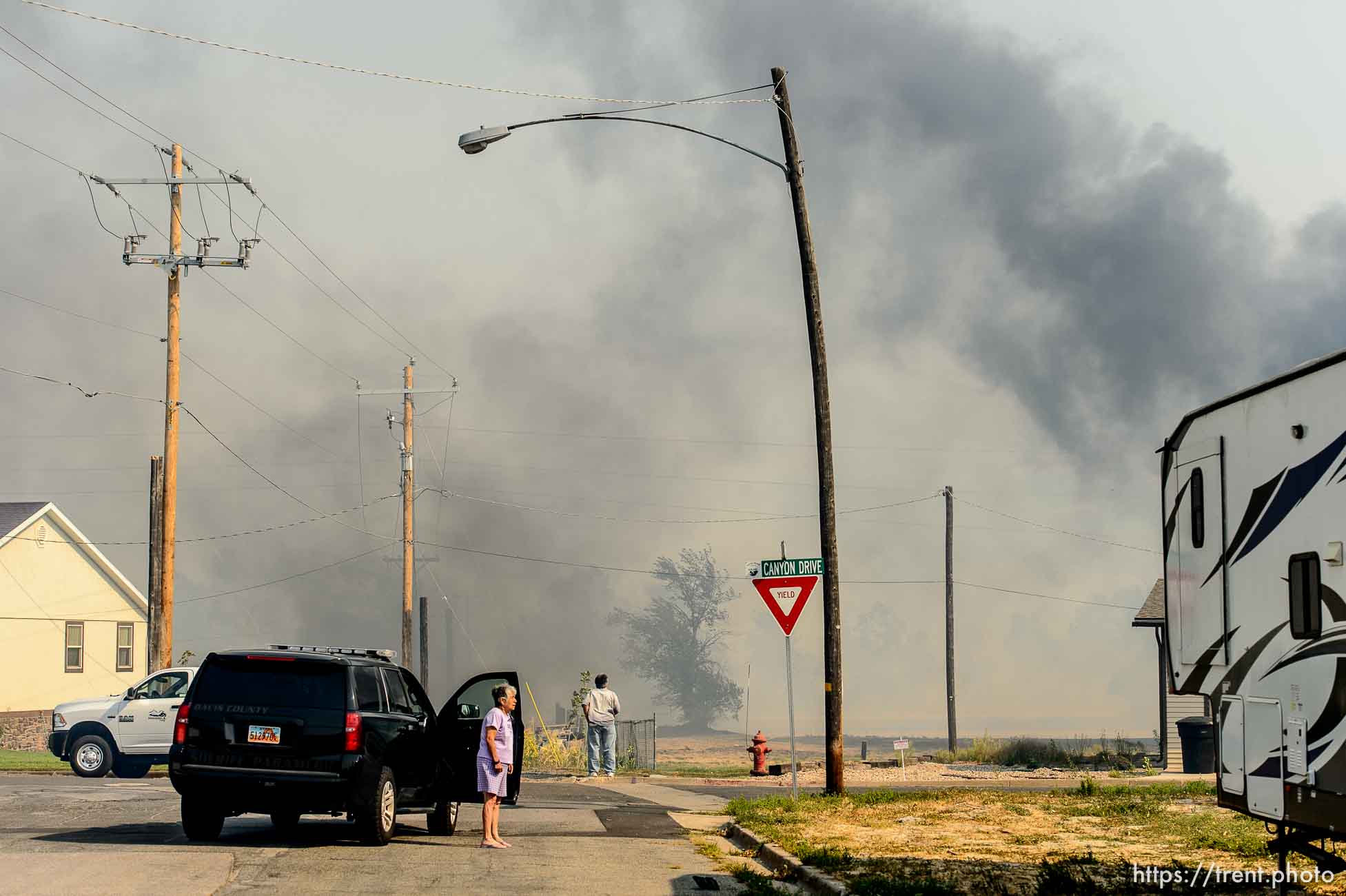 (Trent Nelson | The Salt Lake Tribune)  A South Weber is evacuated due to a fire, Tuesday September 5, 2017.