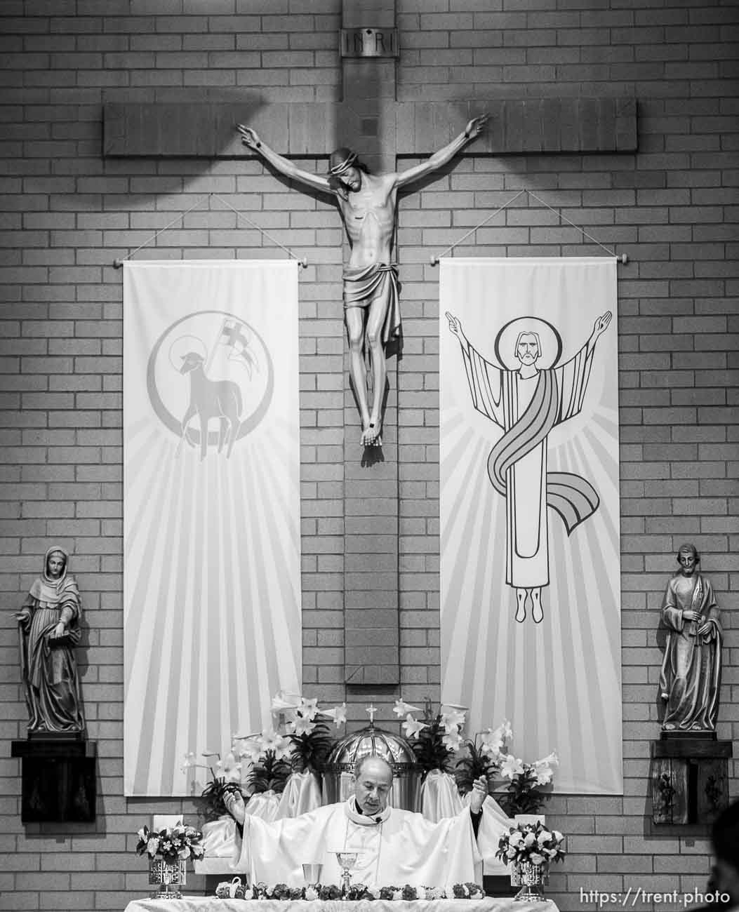 (Trent Nelson  |  The Salt Lake Tribune)  
Rev. Francisco Pires leads Easter Mass at Saints Peter & Paul Catholic Church in West Valley City on Sunday April 21, 2019.