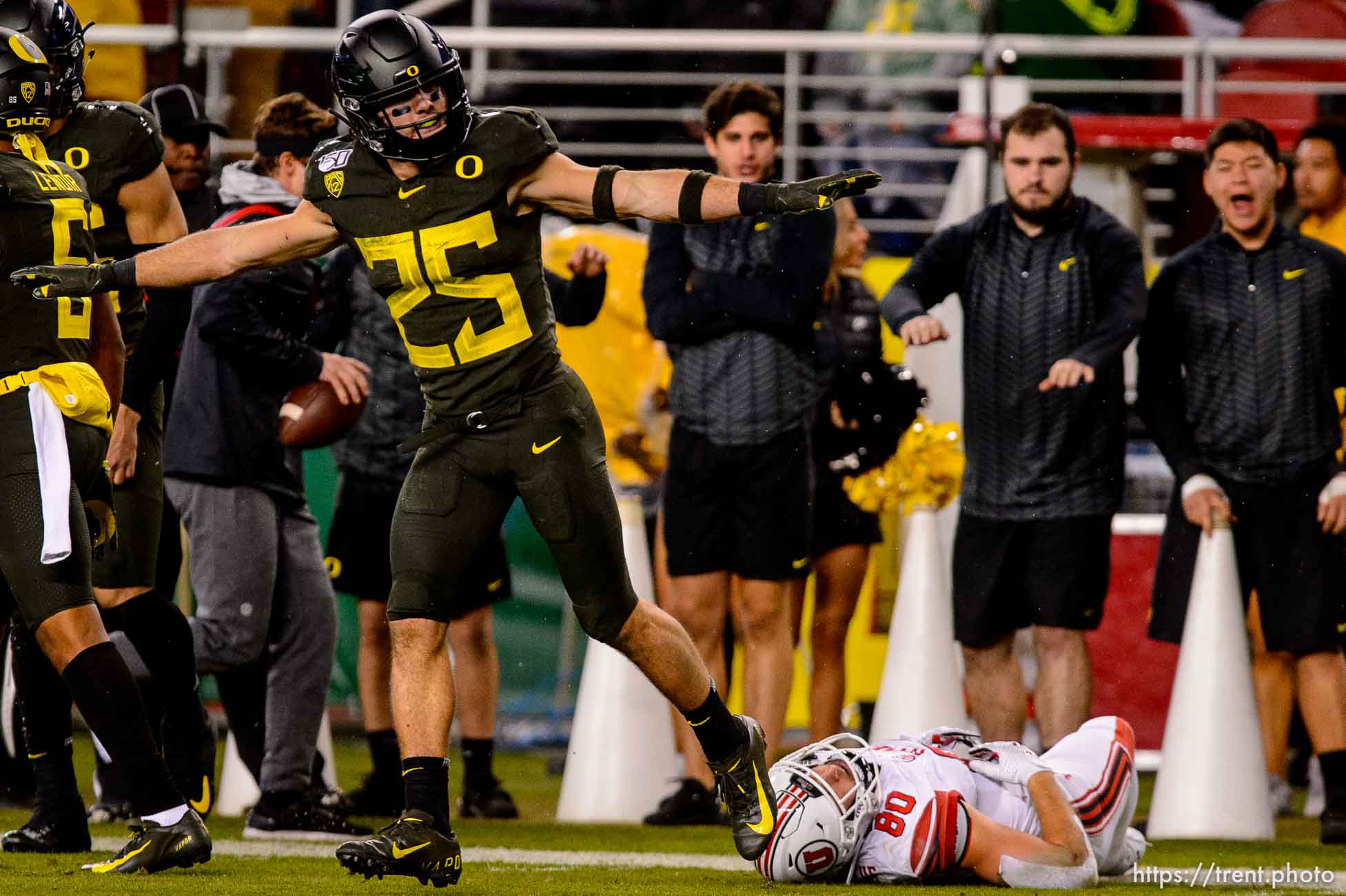 (Trent Nelson  |  The Salt Lake Tribune)
Oregon Ducks safety Brady Breeze (25) signals incomplete over Utah Utes tight end Brant Kuithe (80) as Utah faces Oregon in the Pac-12 football championship game in Santa Clara, Calif., on Friday Dec. 6, 2019.