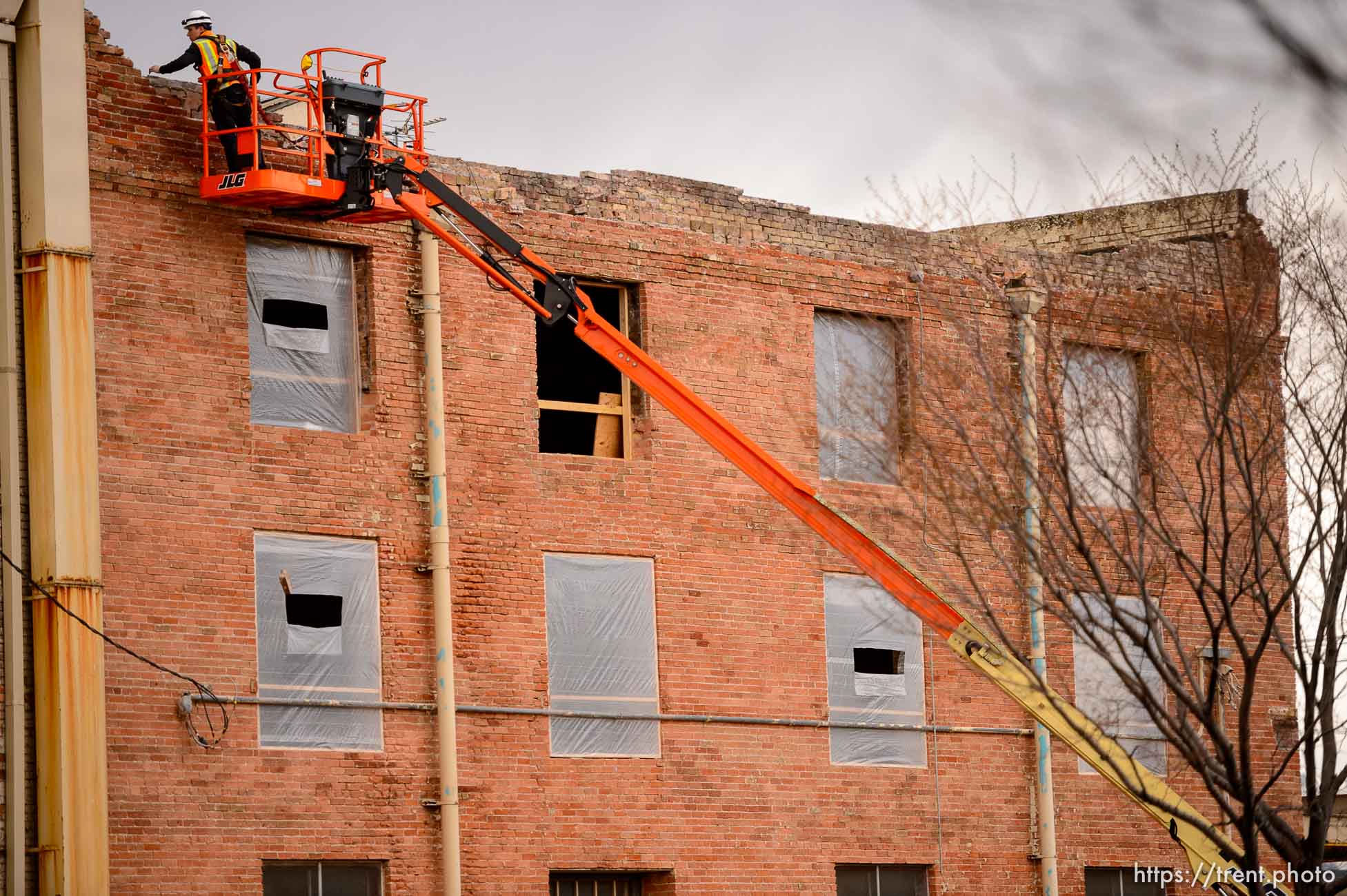 (Trent Nelson  |  The Salt Lake Tribune) Crews at the Rescue Mission of Salt Lake appraising damage after an earthquake in Salt Lake City on Wednesday, March 18, 2020.