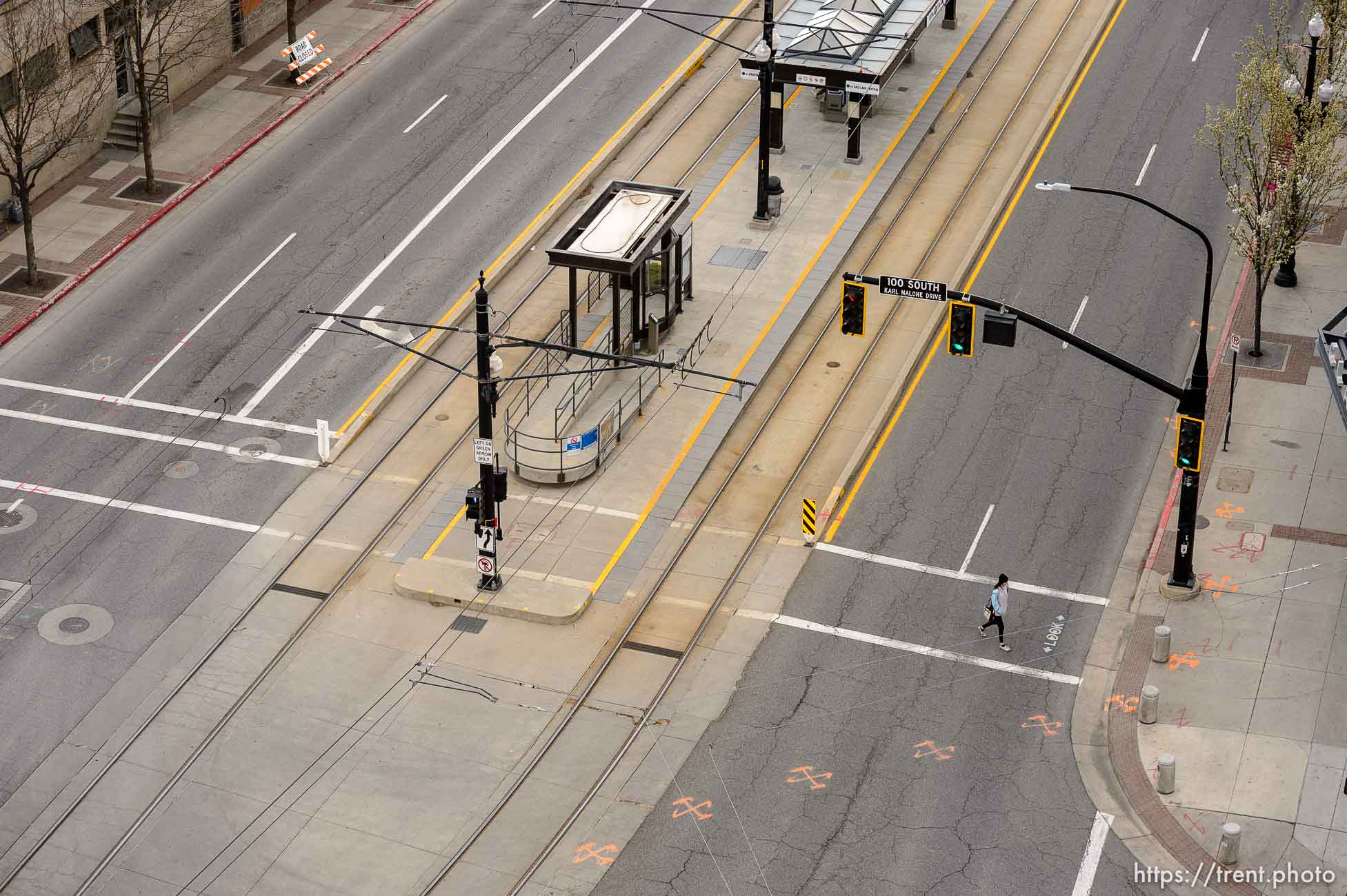 (Trent Nelson  |  The Salt Lake Tribune) Looking down at 400 West as Salt Lake City continues to shelter in place to prevent the spread of COVID-19 on Monday, March 23, 2020.