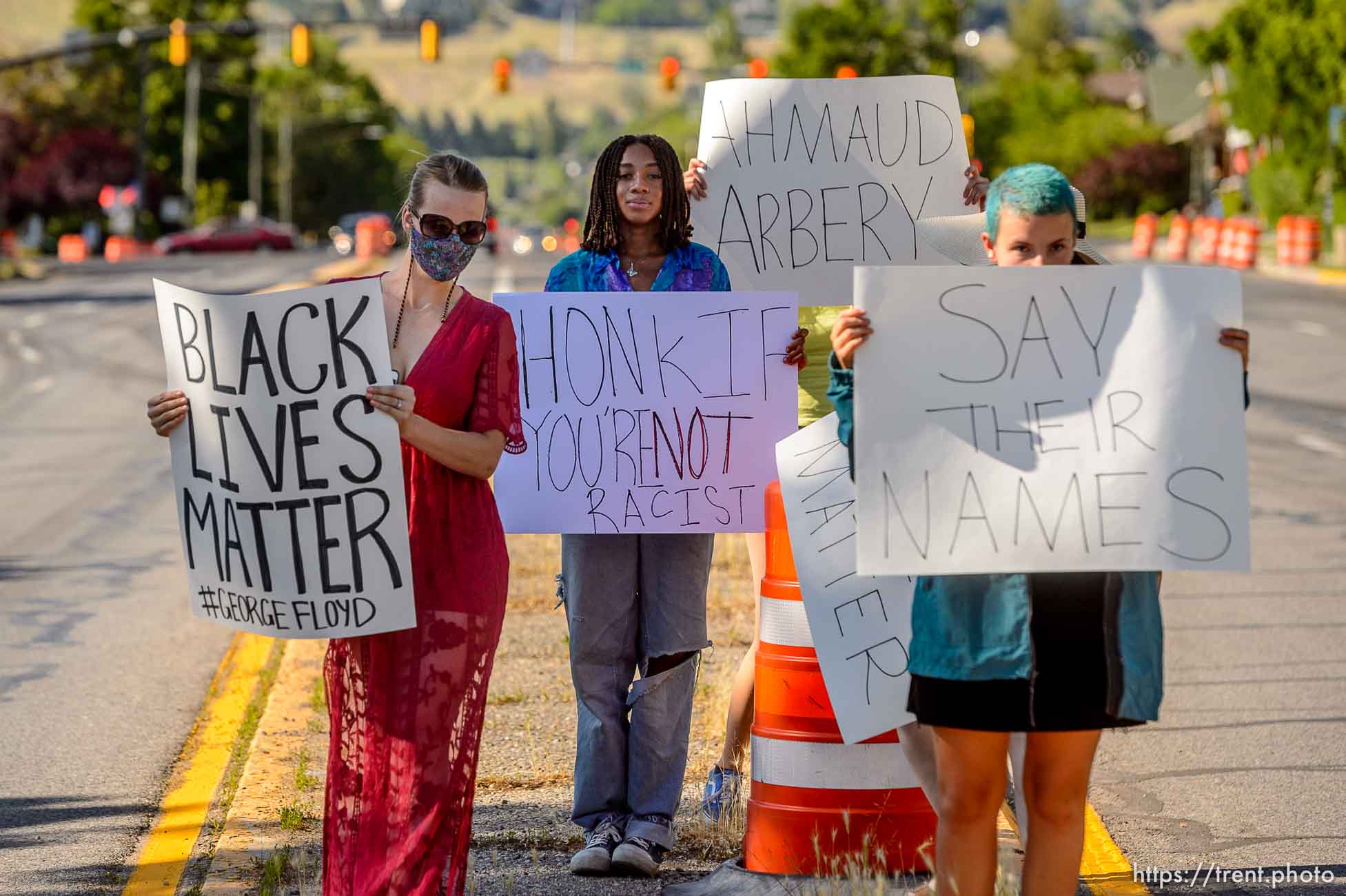 (Trent Nelson  |  The Salt Lake Tribune) People protest police brutality, holding signs up to passing traffic on 1300 East in front of the First Unitarian Church in Salt Lake City on Friday, May 29, 2020.