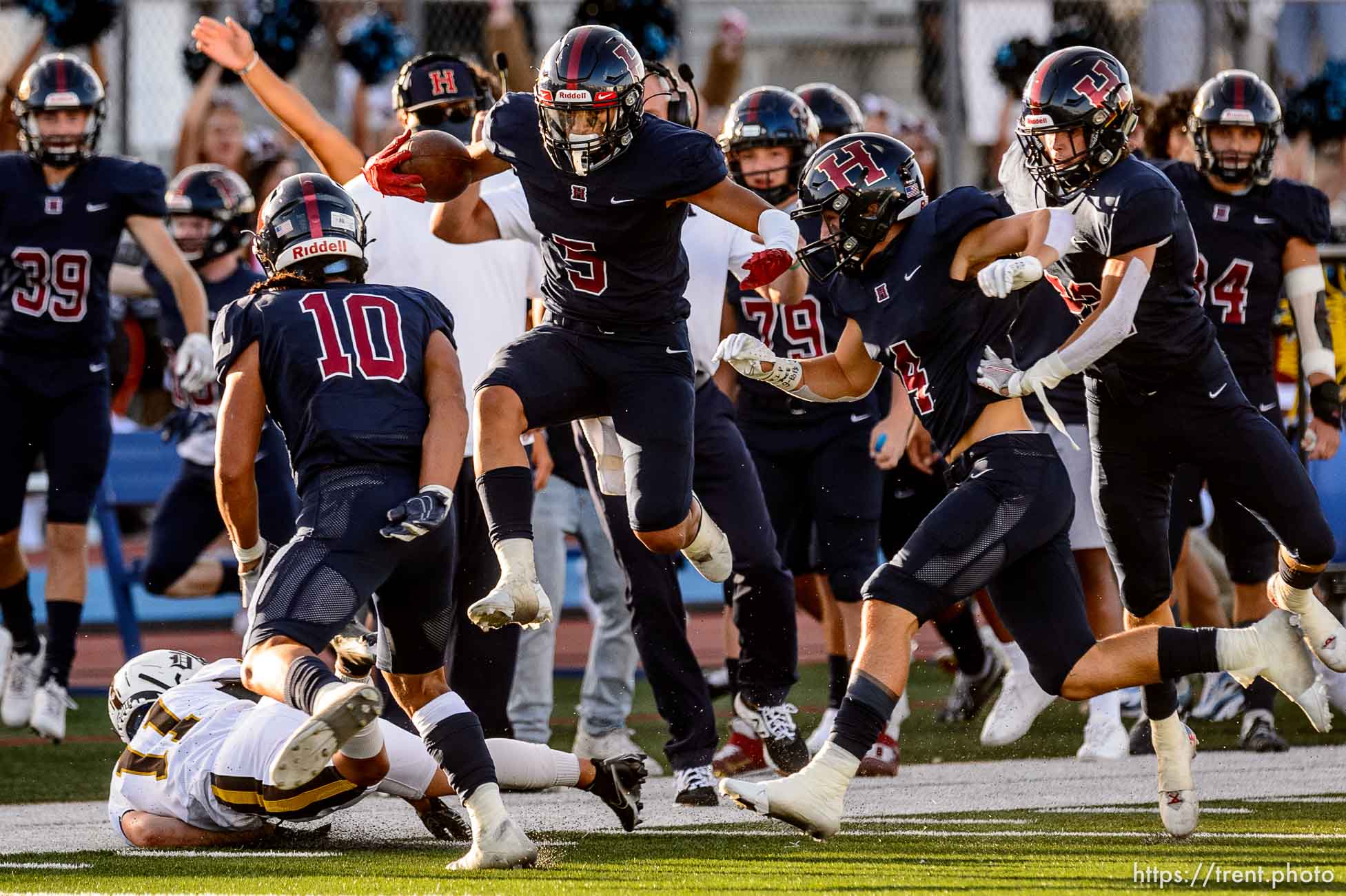 (Trent Nelson  |  The Salt Lake Tribune) Herriman's Brock Hollingsworth runs the ball as Herriman hosts Davis High School football, in Herriman on Thursday, Aug. 13, 2020.