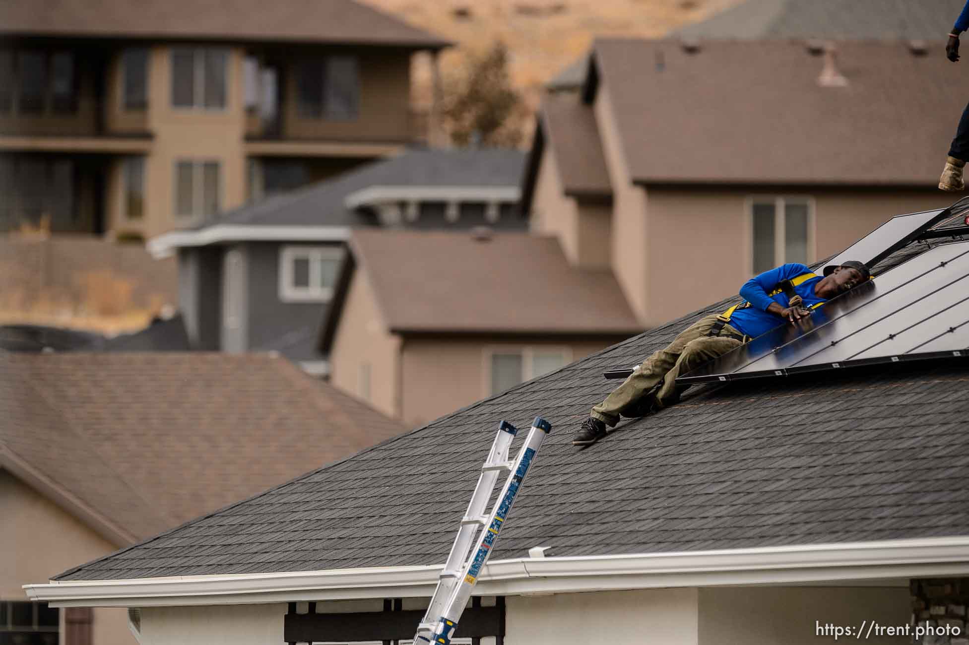 (Trent Nelson  |  The Salt Lake Tribune) LJ Jenkins, with Elan Solar, installs solar panels on a Santaquin home on Friday, Nov. 6, 2020.