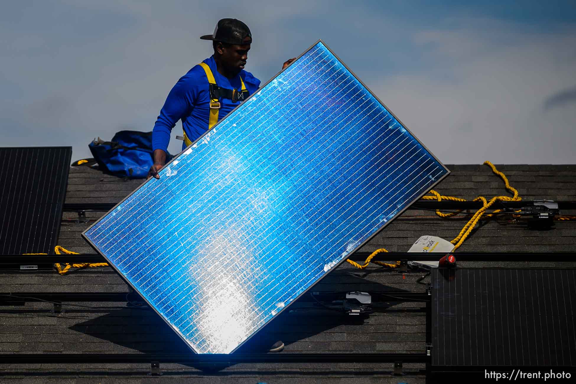 (Trent Nelson  |  The Salt Lake Tribune) LJ Jenkins, with Elan Solar, installs solar panels on a Santaquin home on Friday, Nov. 6, 2020.