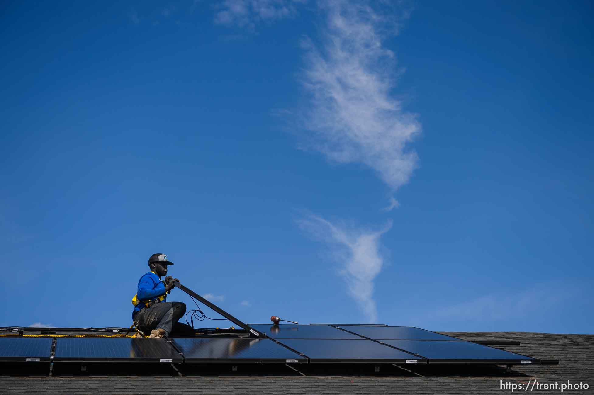 (Trent Nelson  |  The Salt Lake Tribune) RB Biel, with Elan Solar, installs solar panels on a Santaquin home on Friday, Nov. 6, 2020.