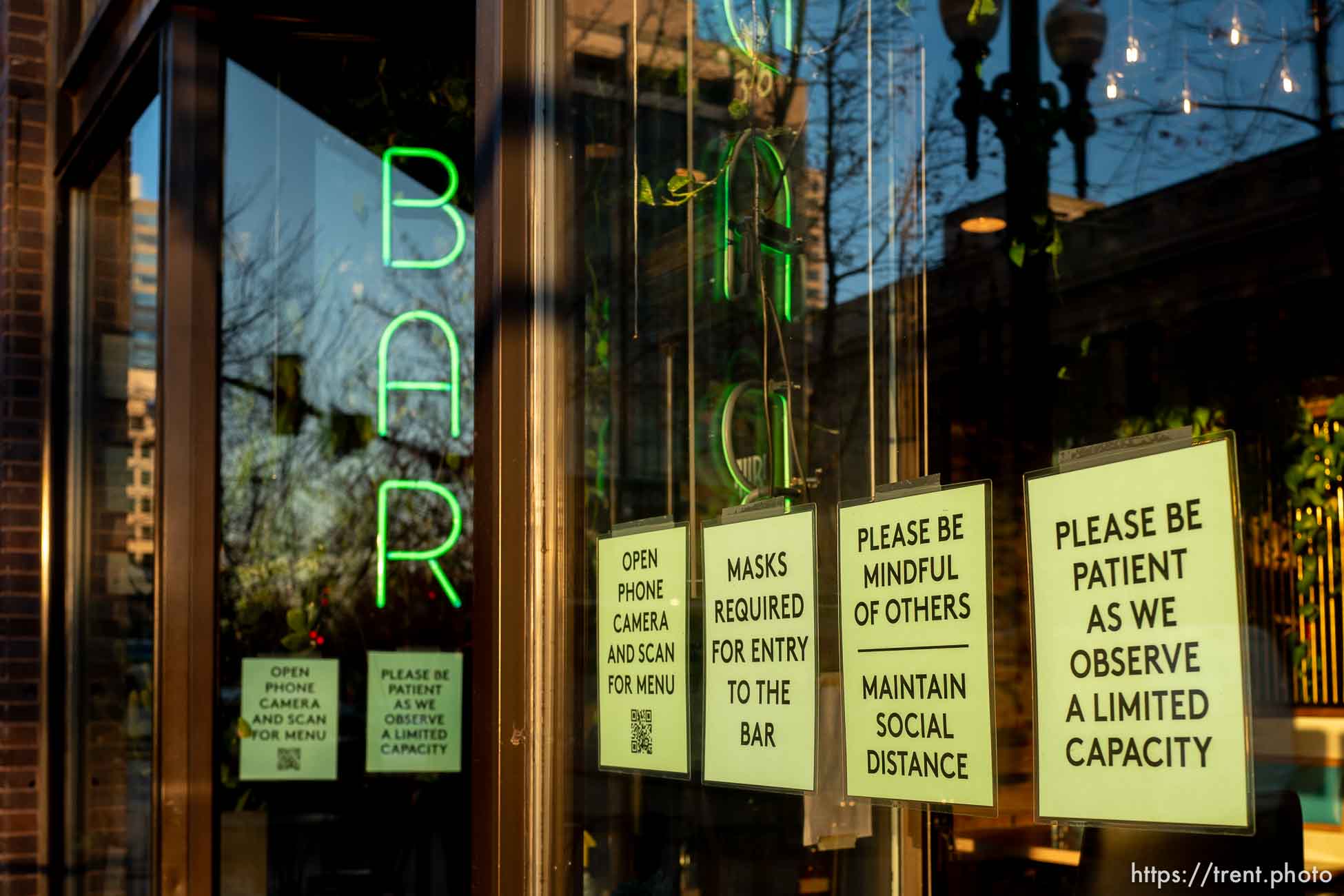 (Trent Nelson  |  The Salt Lake Tribune) Signs in the window of Alibi Bar & Place in Salt Lake City informing customers of COVID-19 precautions, on Wednesday, Nov. 25, 2020.