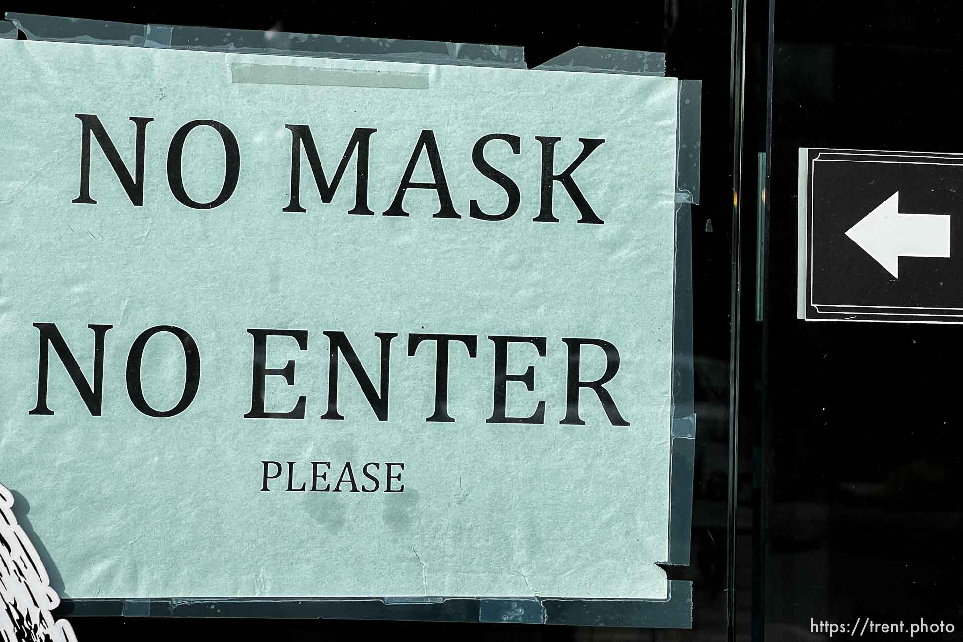 (Trent Nelson | The Salt Lake Tribune) A sign requiring masks for entrance at Itto Sushi in Salt Lake City on Tuesday, Nov. 17, 2020.