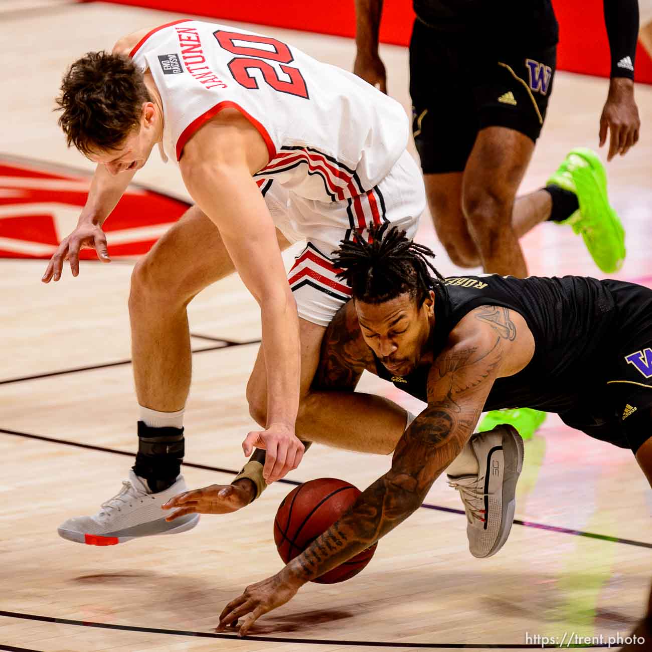 (Trent Nelson  |  The Salt Lake Tribune) Washington's Nate Roberts steals the ball from Utah's Mikael Jantunen as Utah hosts Washington, NCAA basketball in Salt Lake City on Thursday, Dec. 3, 2020.