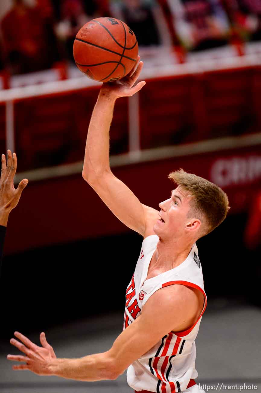 (Trent Nelson  |  The Salt Lake Tribune) Utah's Branden Carlson shoots as Utah hosts Washington, NCAA basketball in Salt Lake City on Thursday, Dec. 3, 2020.