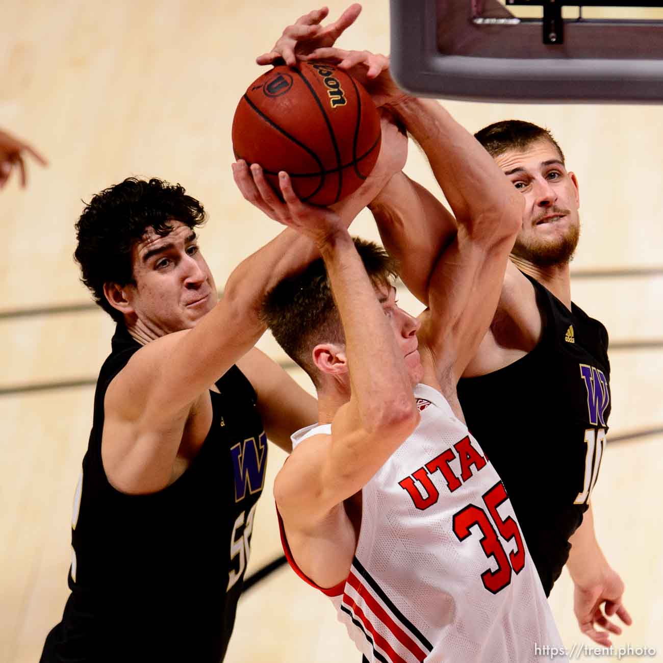 (Trent Nelson  |  The Salt Lake Tribune) Utah's Branden Carlson drives to the basket as Utah hosts Washington, NCAA basketball in Salt Lake City on Thursday, Dec. 3, 2020.