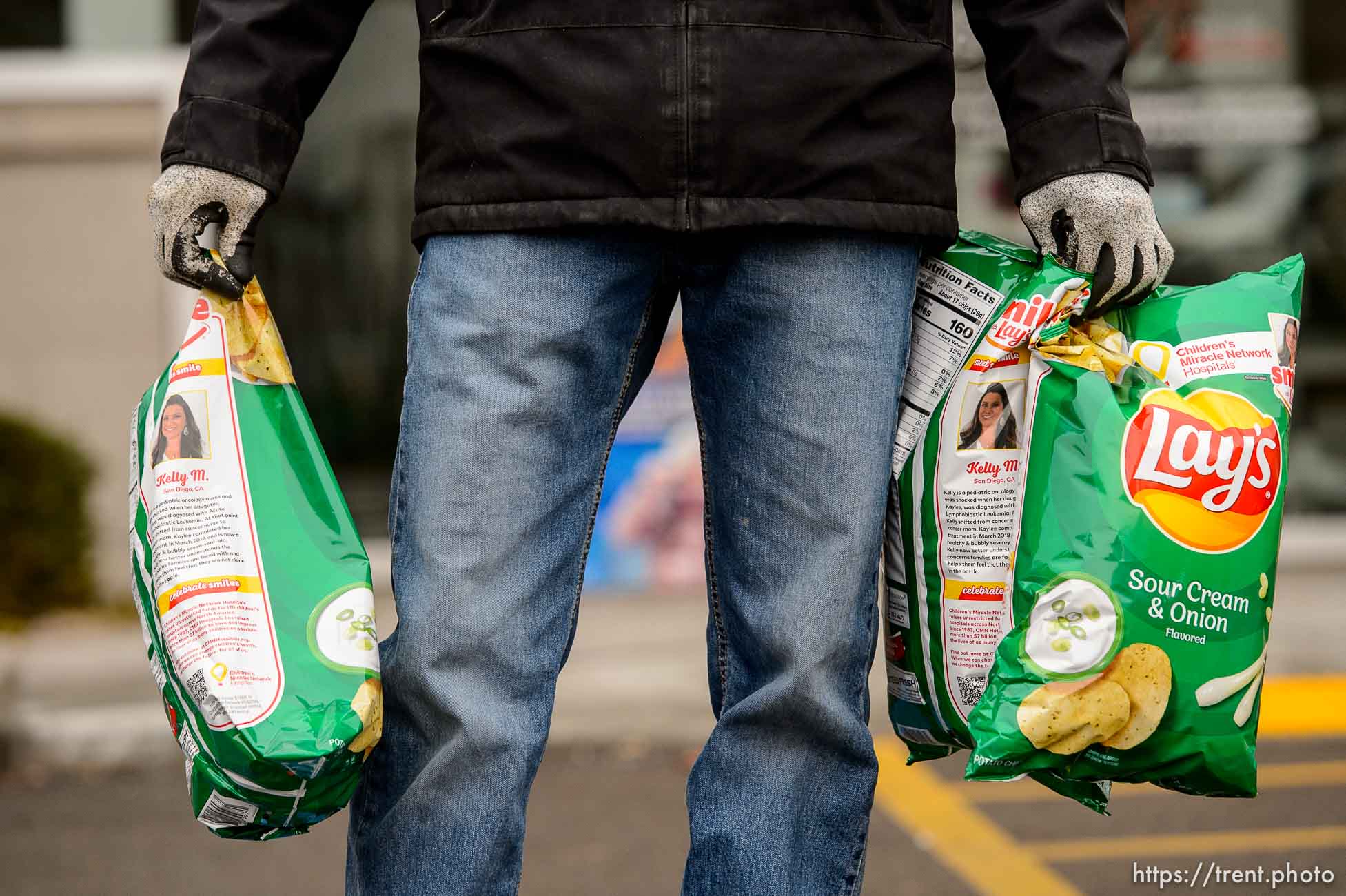 (Trent Nelson  |  The Salt Lake Tribune) Volunteers hand out food at Liberty Elementary in Salt Lake City on Thursday, Dec. 17, 2020.