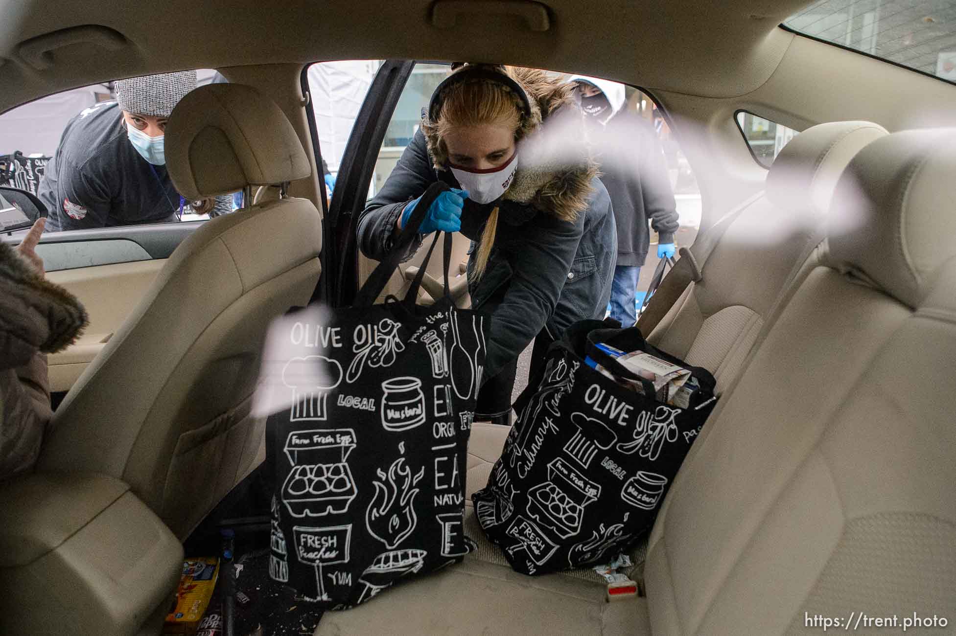 (Trent Nelson  |  The Salt Lake Tribune) Ashlie Albrecht hands out food at Liberty Elementary in Salt Lake City on Thursday, Dec. 17, 2020.