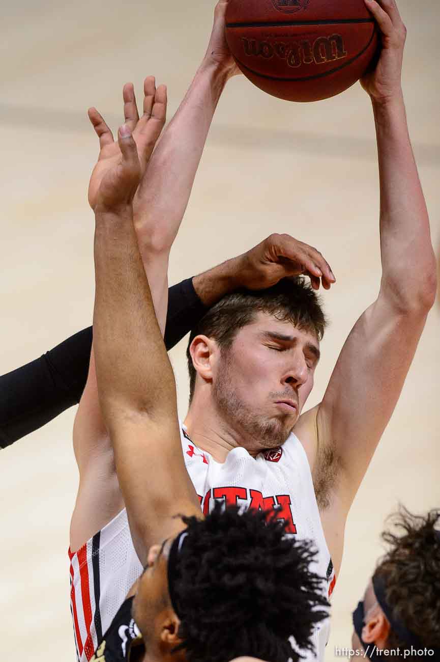 (Trent Nelson  |  The Salt Lake Tribune) Utah Utes forward Riley Battin (21) rebounds as Utah hosts Colorado, NCAA basketball in Salt Lake City on Monday, Jan. 11, 2021.