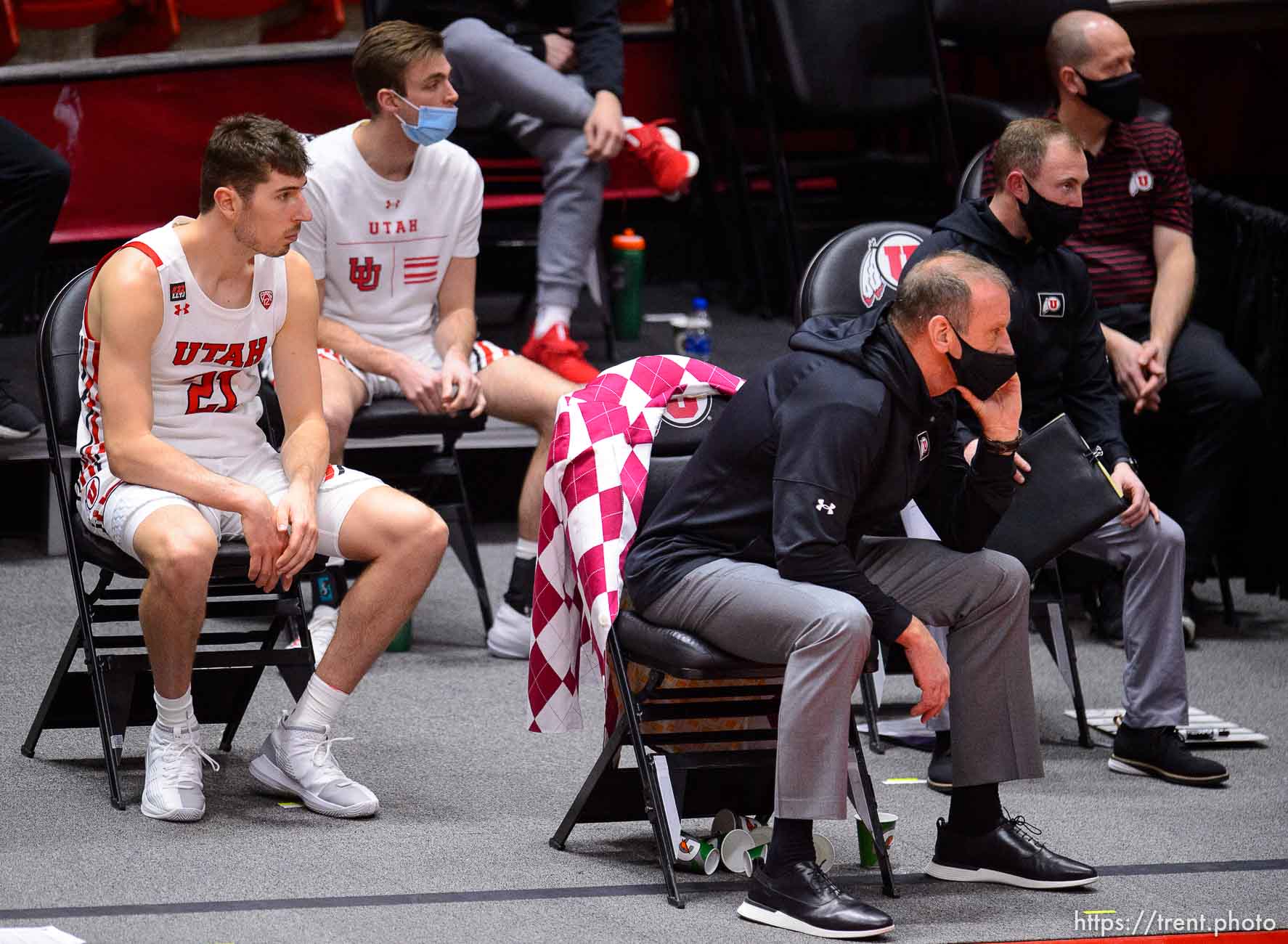 (Trent Nelson  |  The Salt Lake Tribune) Utah coach Larry Krystkowiak looks on in the final seconds of the loss as Utah hosts Oregon State, NCAA basketball in Salt Lake City on Wednesday, March 3, 2021.