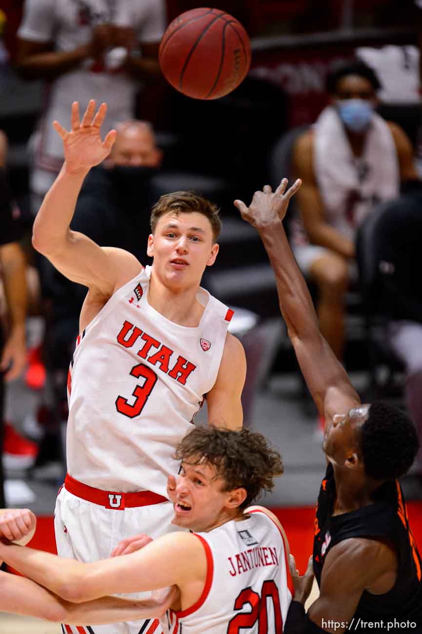 (Trent Nelson  |  The Salt Lake Tribune) Utah Utes guard Pelle Larsson (3) makes a pass as Utah hosts Oregon State, NCAA basketball in Salt Lake City on Wednesday, March 3, 2021.