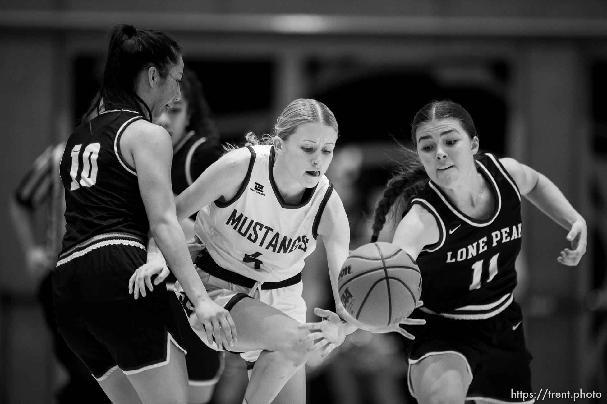 (Trent Nelson  |  The Salt Lake Tribune) Herriman v Lone Peak, 6A state basketball tournament, in Taylorsville on Thursday, March 4, 2021. Herriman's Ainzlee Enger, Lone Peak's Kailey Woolston