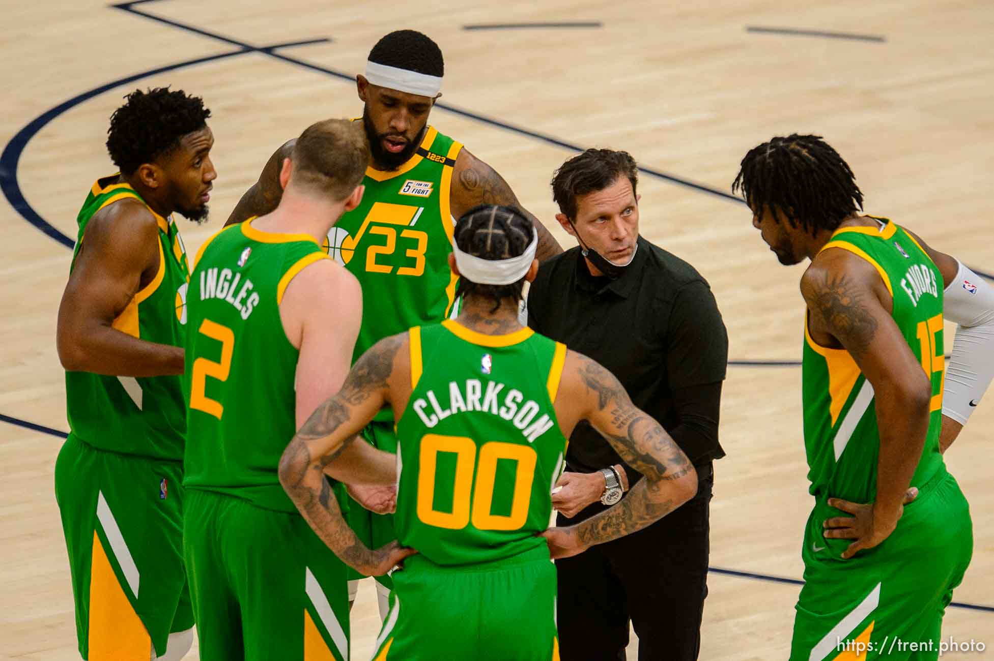 (Trent Nelson  |  The Salt Lake Tribune) Quin Snyder, jazz huddle as the Utah Jazz host the Houston Rockets, NBA basketball in Salt Lake City on Friday, March 12, 2021. Utah Jazz guard Donovan Mitchell (45), Utah Jazz forward Joe Ingles (2), Utah Jazz forward Royce O'Neale (23), Utah Jazz guard Jordan Clarkson (00), Utah Jazz center Derrick Favors (15)