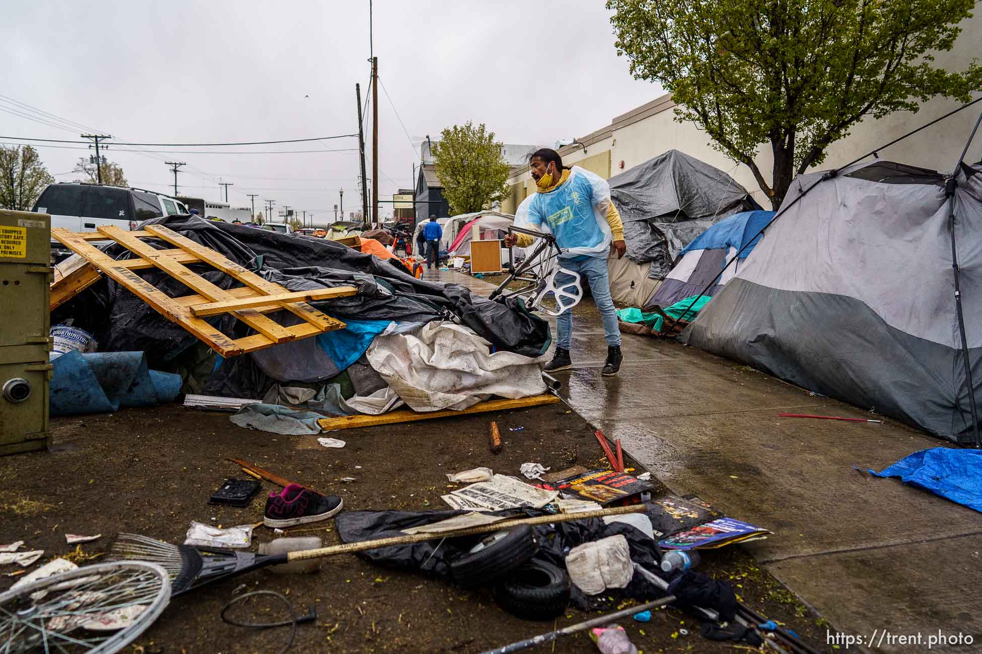 (Trent Nelson  |  The Salt Lake Tribune) Carl Moore helps people move their belongings as Salt Lake County conducts a camp cleanup at the Fleet Block Murals in Salt Lake City on Wednesday, April 14, 2021.