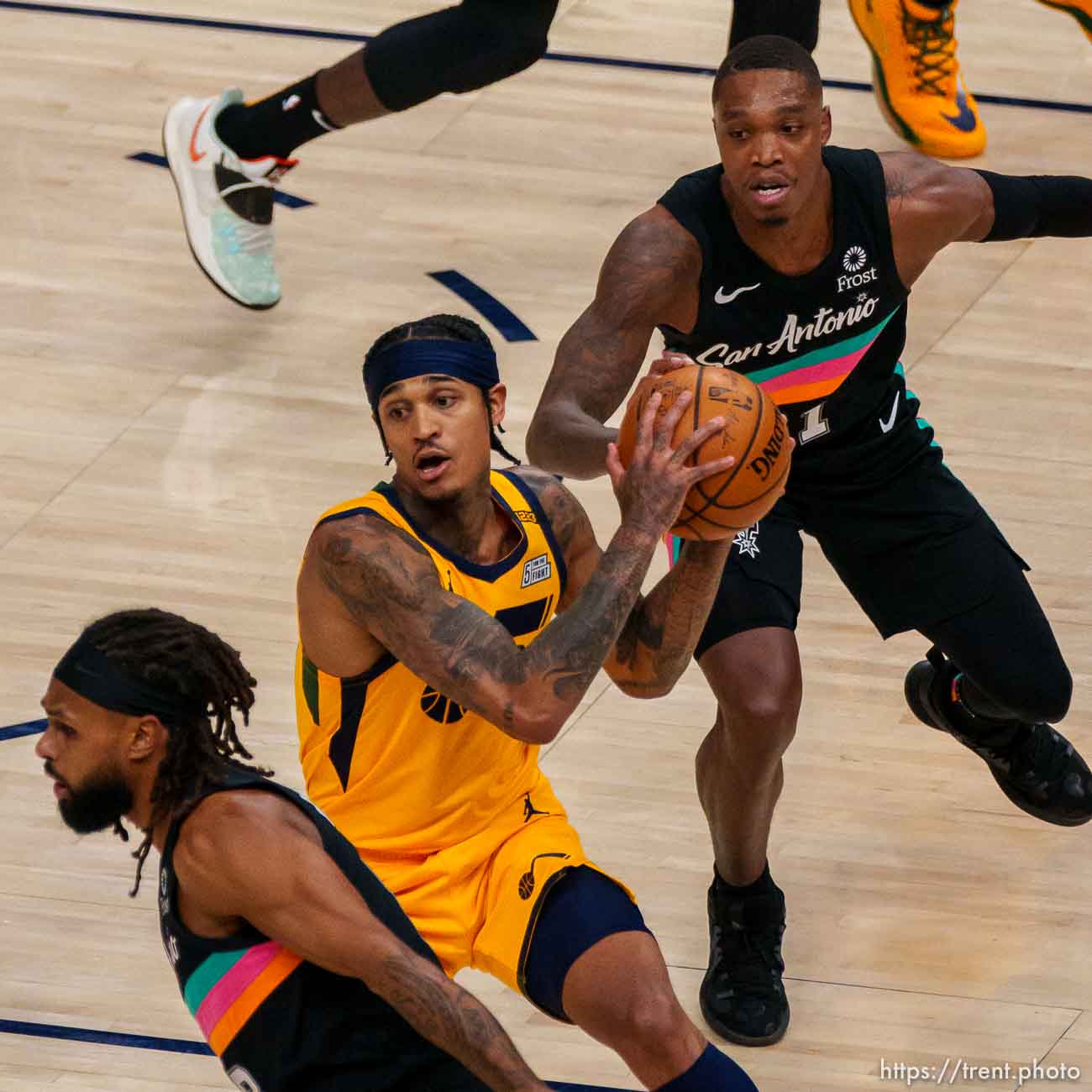 (Trent Nelson  |  The Salt Lake Tribune) Utah Jazz guard Jordan Clarkson (00) San Antonio Spurs guard Lonnie Walker IV (1) as the Utah Jazz host the San Antonio Spurs, NBA basketball in Salt Lake City on Monday, May 3, 2021.