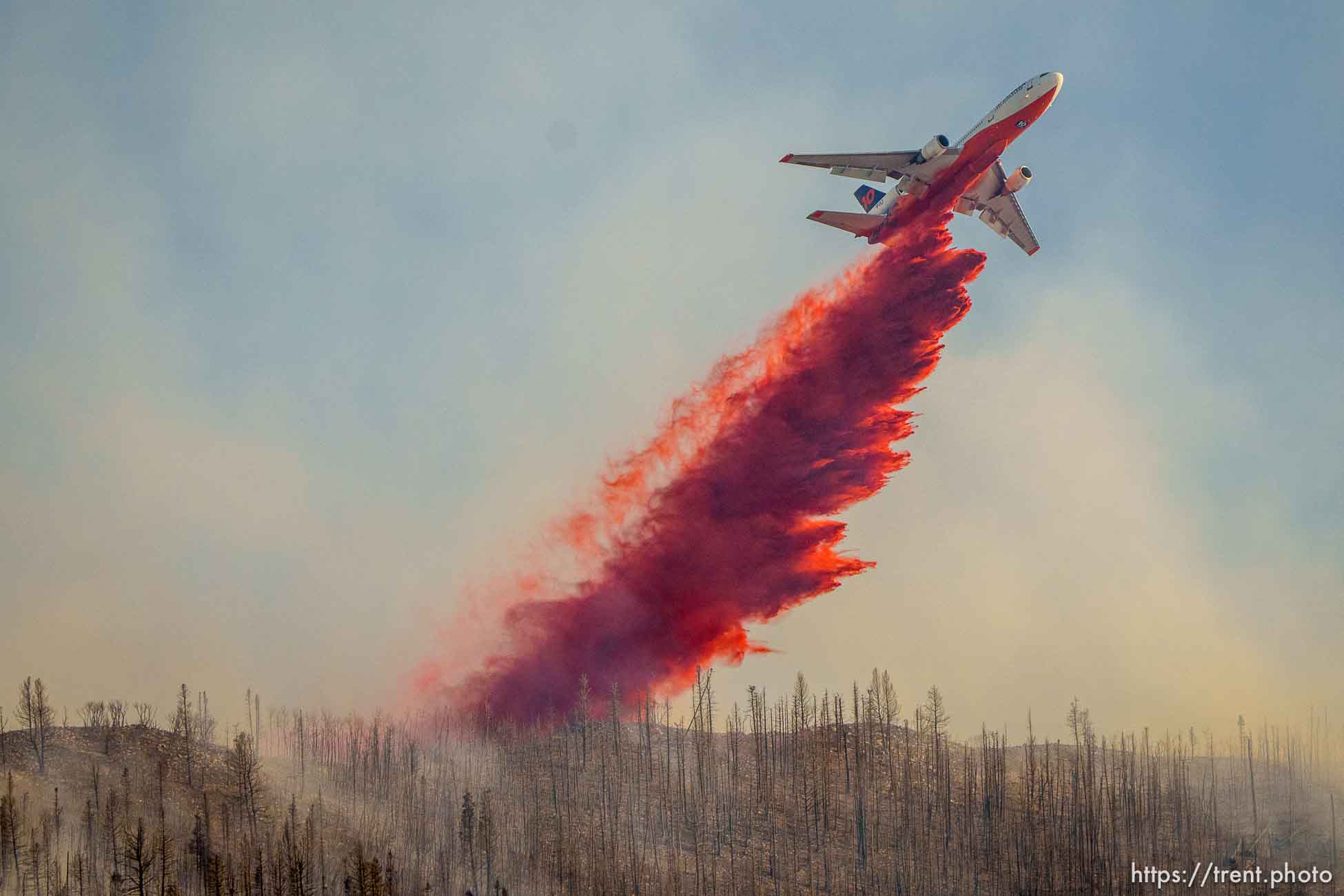 (Trent Nelson  |  The Salt Lake Tribune) Pilots make drops as the Parleys Canyon Fire burns on Saturday, Aug. 14, 2021.