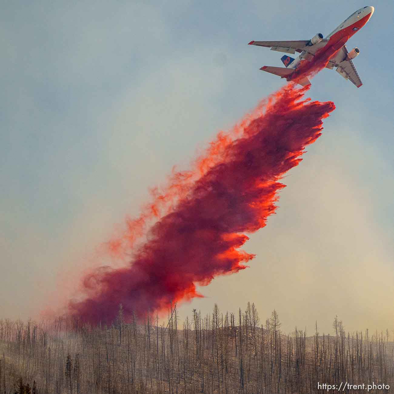 (Trent Nelson  |  The Salt Lake Tribune) Pilots make drops as the Parleys Canyon Fire burns on Saturday, Aug. 14, 2021.