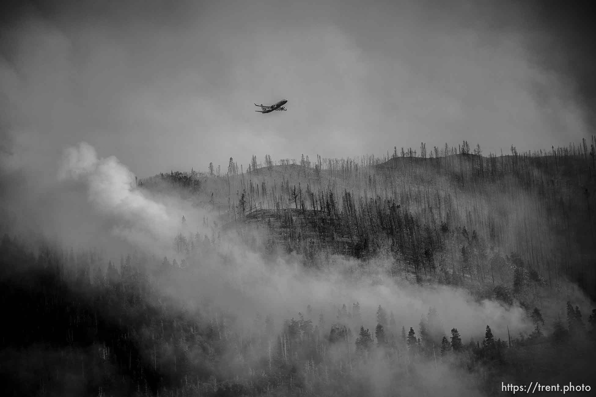 (Trent Nelson  |  The Salt Lake Tribune) Pilots make drops as the Parleys Canyon Fire burns on Saturday, Aug. 14, 2021.