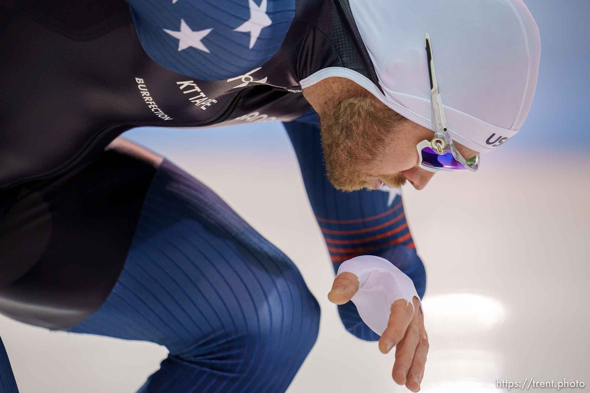 (Trent Nelson  |  The Salt Lake Tribune) Joey Mantia (USA) wins gold in the 1500m on the second day of the International Skating Union World Cup long-track speedskating races at the Utah Olympic Oval in Kearns on Saturday, Dec. 4, 2021.